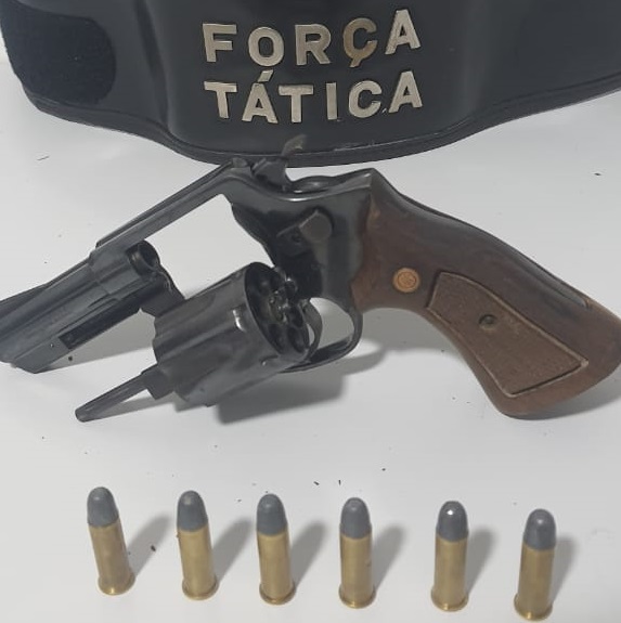 Força Tática algema jovem com “treizoitão” na cintura no Araçá