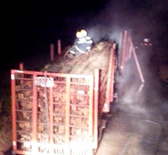 Madrugada: carreta pega fogo no interior de Sooretama