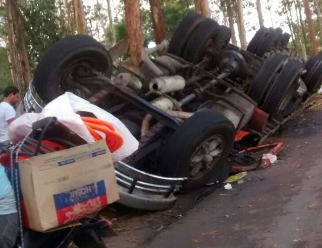 Carreta tomba e motorista sai gravemente ferido