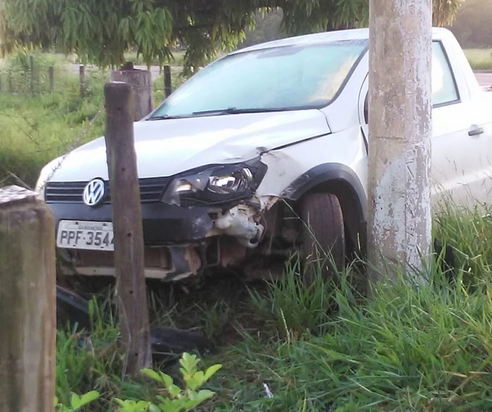 Carro amanhece em cena de acidente na Estrada do Pontal
