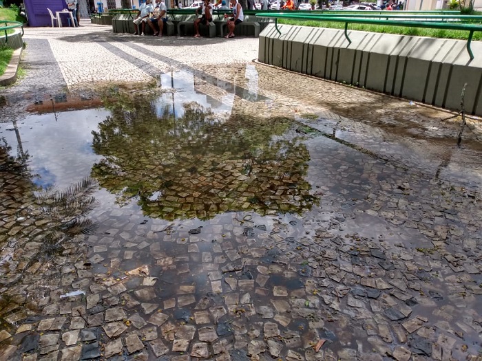 Água jorra bem no meio de praça no Centro de Linhares