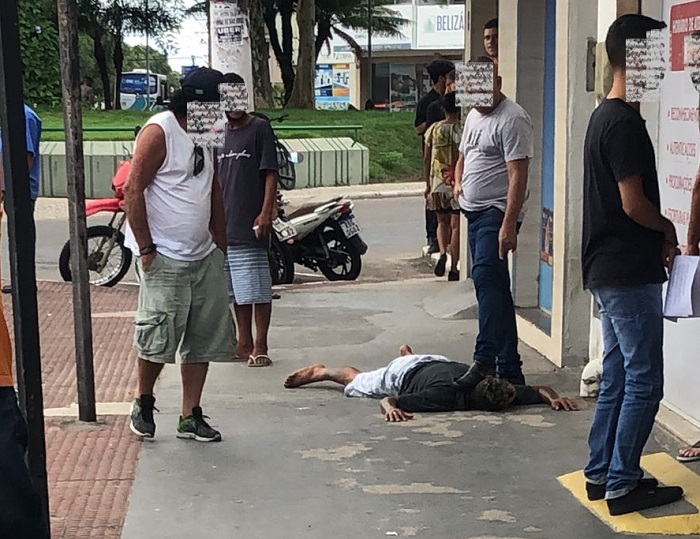 Cenas que a gente gosta de ver: Suspeito tem pescoço “preso” por “pisão” em calçada no Centro de Linhares