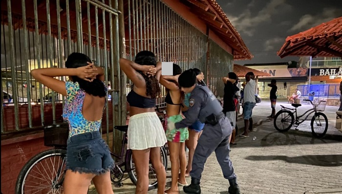 Cena da noite: “Meninas” não escapam de baculejo na Praça do Interlagos