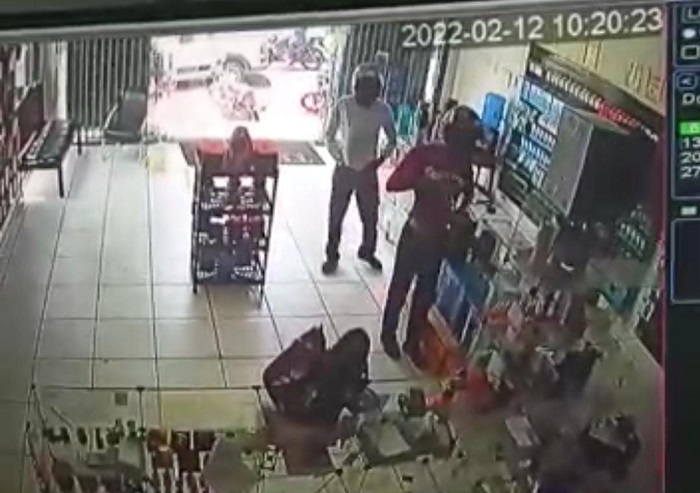 Prejú de R$ 35 mil: Dupla rende lojista e rouba 60 celulares no Centro de Linhares