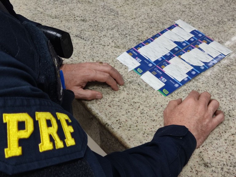 PRF prende homem com 14 cartões do “ES Solidário”