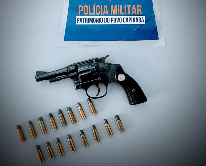 Dupla detida dentro de Golf preto no Movelar. Munições e arma apreendidas