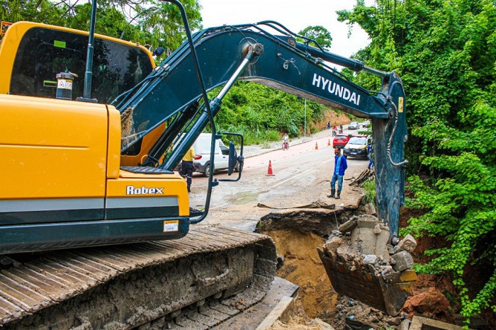 Novinha, mas...: Avenida Cecília Meireles totalmente interditada em Linhares