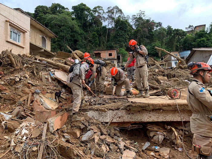3º dia no RJ: Corpo de Bombeiros do ES localizam 10 vítimas em Petrópolis