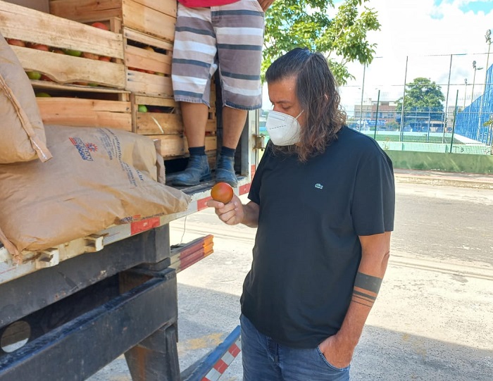 Com “jeitão fiscalizador”, prefeito de São Mateus acompanha entrega de merenda escolar