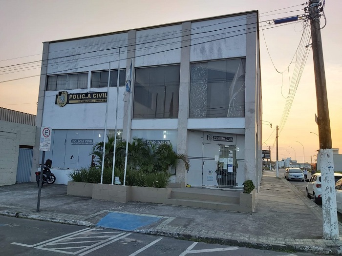 Mulher tatuada e bonita é presa pela PC em Linhares. Havia mandado em aberto contra ela