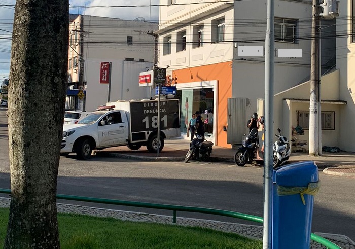 PM, Perícia e Rabecão atuam em ocorrência no Centro de Linhares