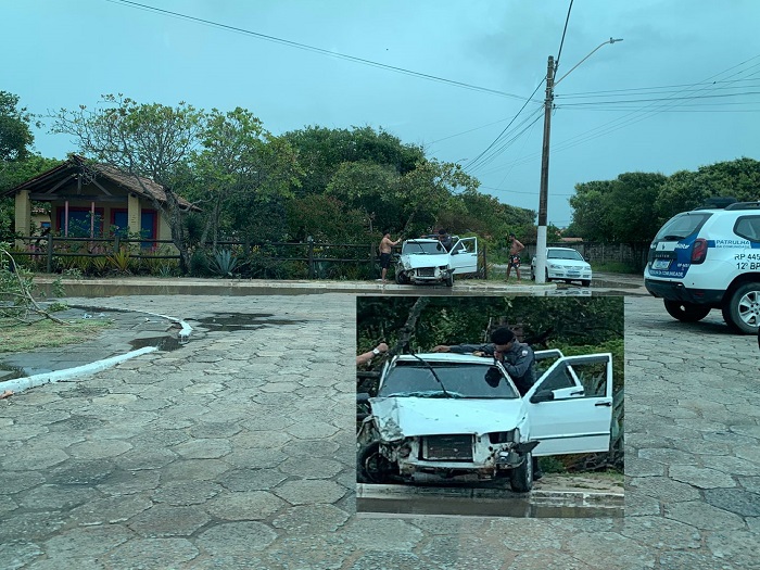 Carro bate em poste e Pontal do Ipiranga fica sem energia em pleno sabadão de carnaval