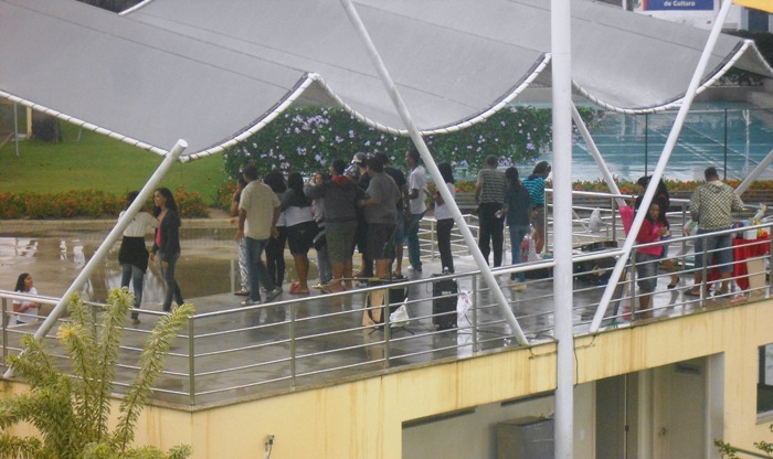 Praça 22 de Agosto: jovens não se deixam intimidar pela chuva e pelo frio