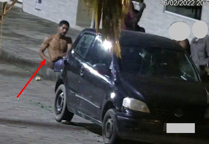 Homem mira arma na cabeça da mãe para roubar celular da filha em Linhares