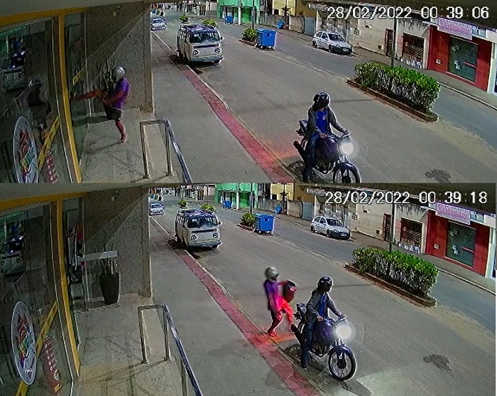 Vídeo: Carona de moto arromba porta de loja e furta caixa de som em Linhares