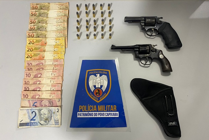 Armas e munições encontradas em Gol branco. 2 indivíduos foram levados para a delegacia