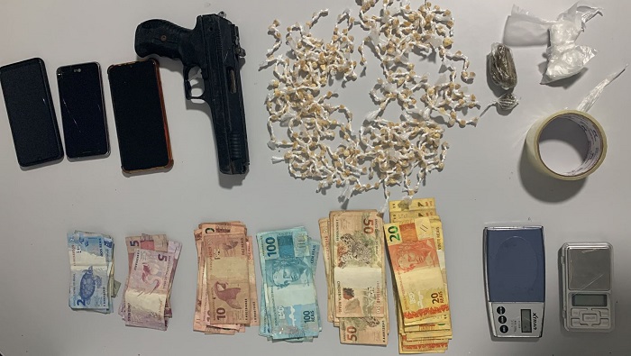 4 detidos: Dinheiro, droga e outros materiais apreendidos pela PM no Canivete