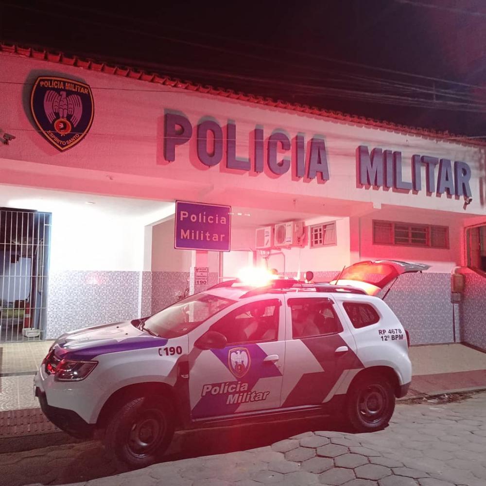 4 tiros: Jovem baleado dentro de barbearia em Sooretama