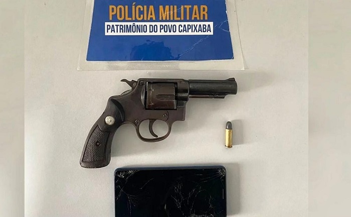 Mulher vestida com camisa do Flamengo é flagrada com arma na cintura em Linhares