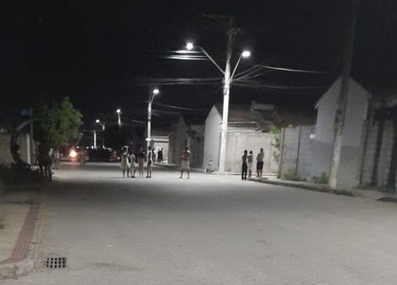 Muitos tiros: Homem é encontrado baleado em esquina do Jocafe