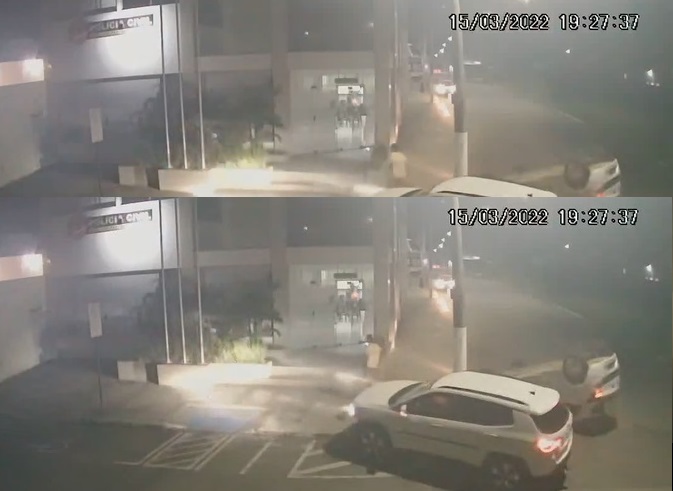 Vídeo: Veja exato momento do acidente do carro da PML, em frente à delegacia de Linhares