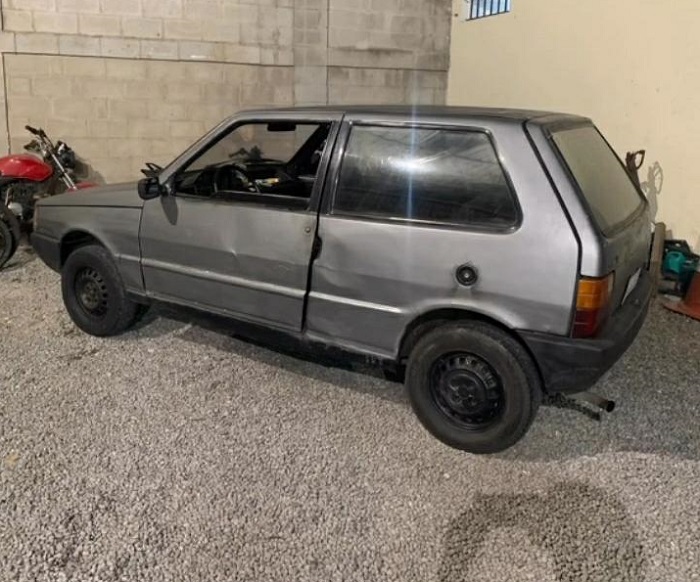 Uno roubado é apreendido pela PRF em Linhares. Dois indivíduos estavam no carro