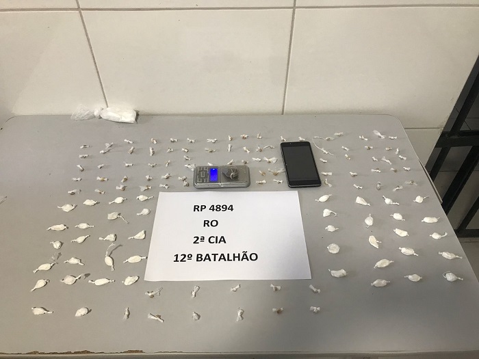 Beco 10: Traficante sai em fuga desesperada e deixa drogas para trás no Pó do Shell