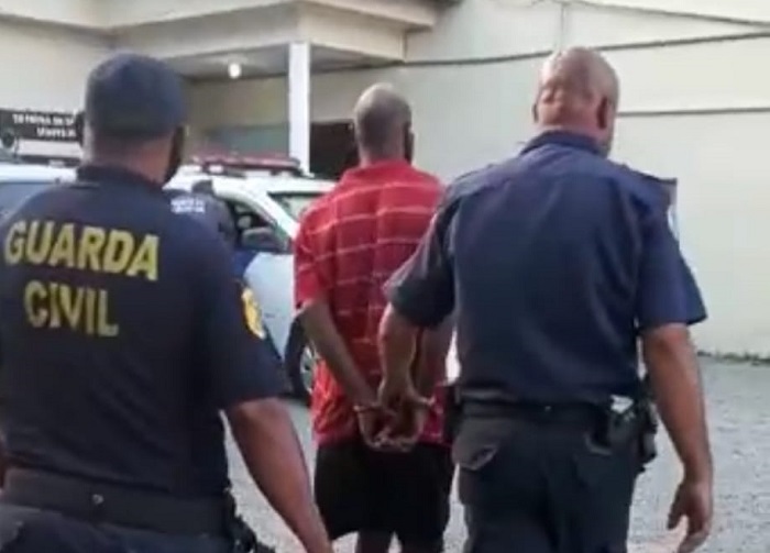 Homem com mandado de prisão por crime de roubo é preso pela GCM no Centro de Linhares