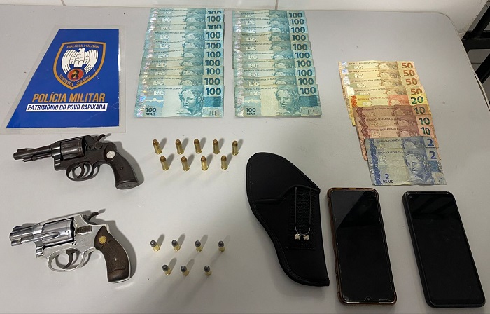 Armas, munições e mais de R$ 2 mil encontrados em Celta. 2 detidos em Sooretama
