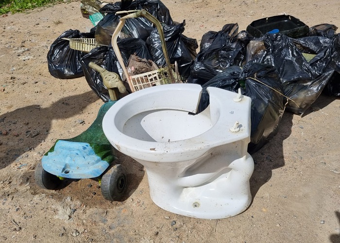 Voluntários recolhem 150kg de materiais despejados na lagoa do Interlagos