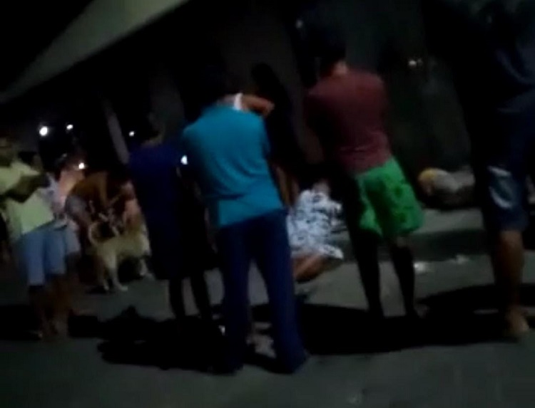 Homicídio: Mulher se desespera sobre corpo de jovem morto em Linhares