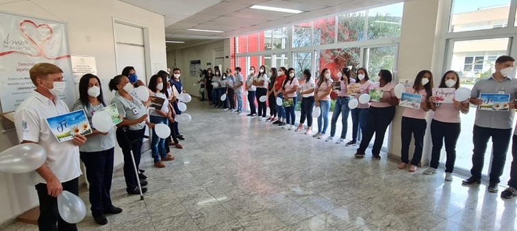 Aplausos e emoção na saída do último paciente internado por Covid-19 no Hospital Estadual Dr. Jayme Santos Neves