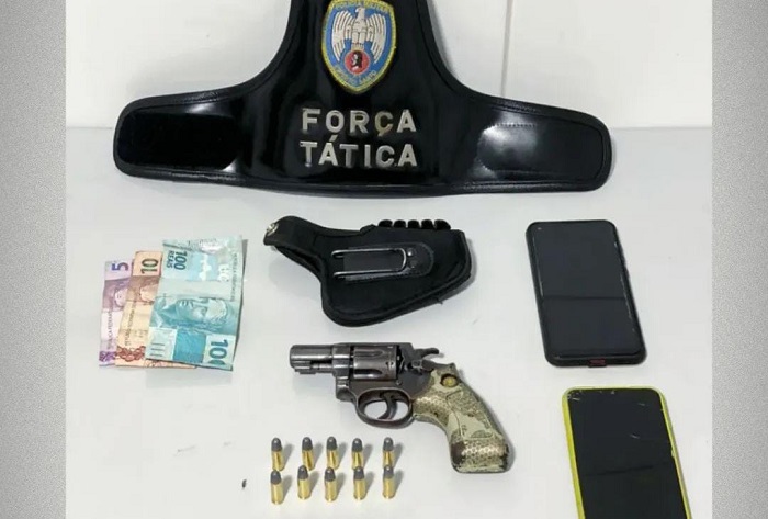 Força Tática apreende arma e munições no Aviso. 2 ocupantes de moto foram detidos