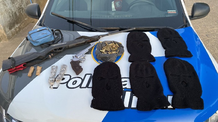 Bebedouro: PM chega chegando, apreende armas, munições, drogas, toucas ninjas e até pé de maconha