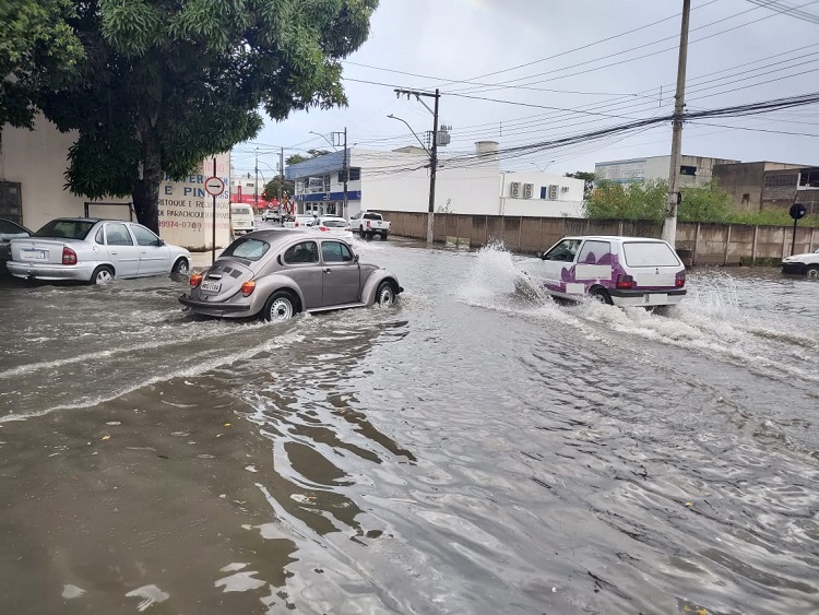 Minutos de chuva e alagamento toma conta de cruzamento no bairro Conceição