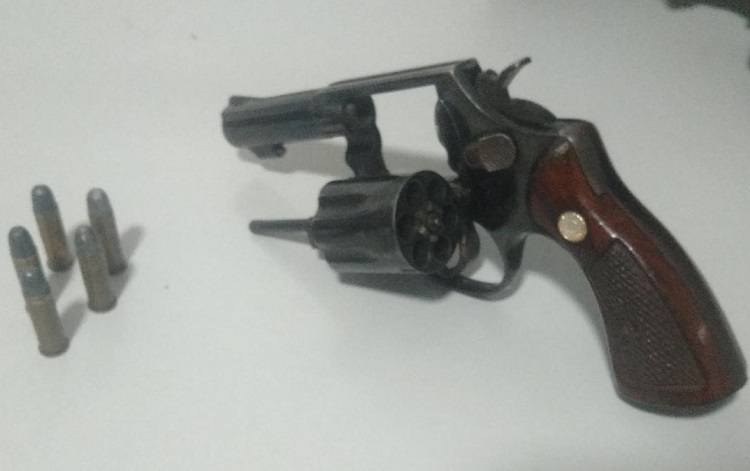 Mulher é agredida por causa de controle remoto em Linhares. Arma do marido foi apreendida