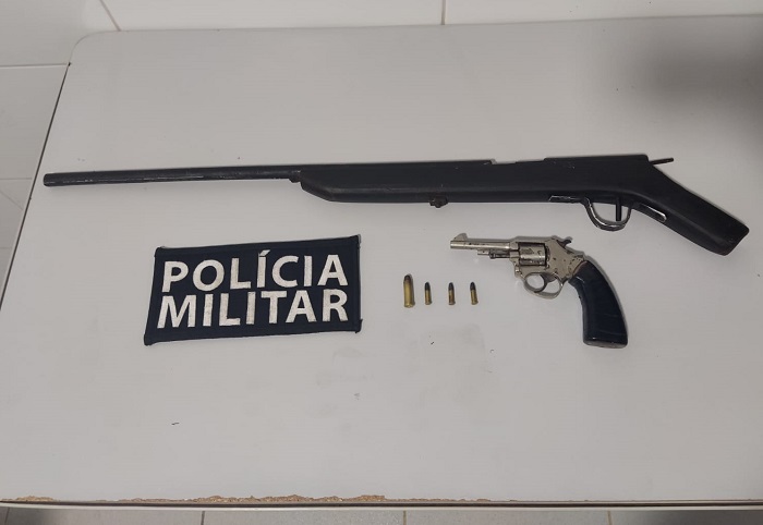 Armas e munições apreendidas e jovem conduzido para a delegacia de Linhares