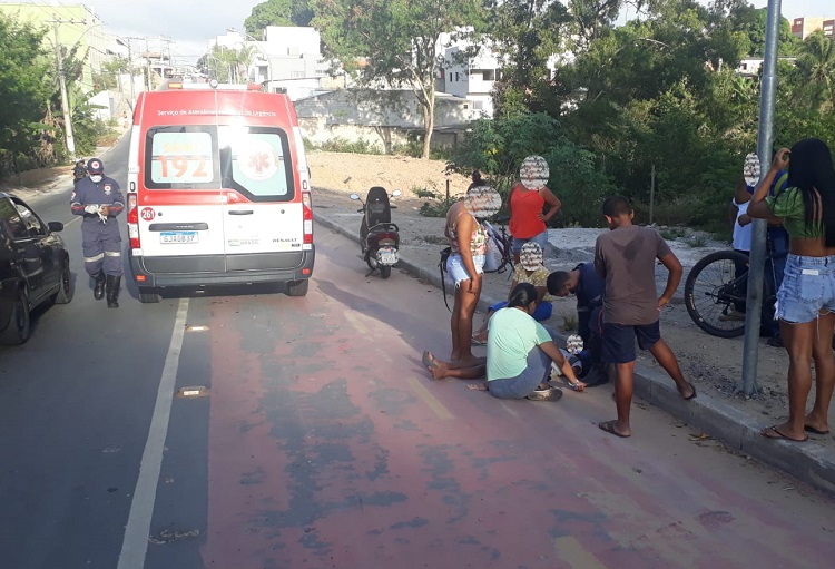 Menino cai de bicicleta a caminho da escola em Linhares. Agente de trânsito passa na hora e agiliza socorro