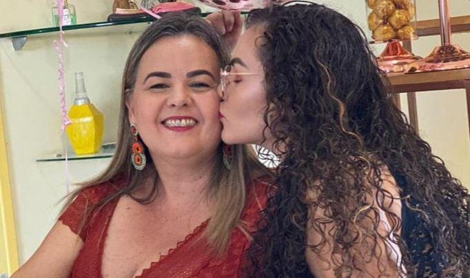 Mãe: Leitora concilia trabalho e maternidade e justifica: “Com muito amor, tudo fica diferente”.
