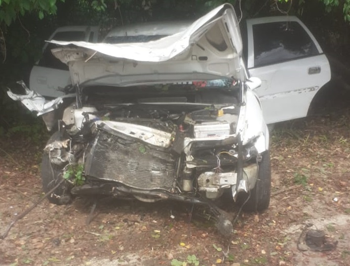 Carro capota na Estrada do Pontal. Leitor disse que 3 adultos e 2 crianças estavam no veículo