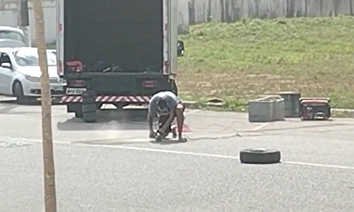 Cena curiosa: Asfalto é “cortado” durante montagem de estrutura para Copa de Kart em Linhares