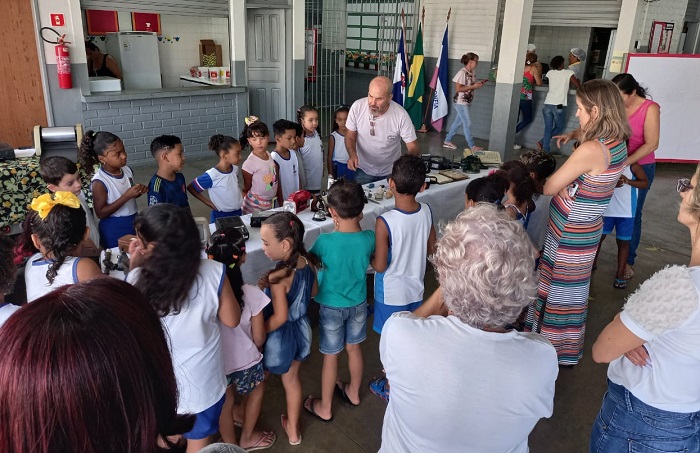 Professores aposentados fazem sucesso com museu e biblioteca itinerantes em Linhares 