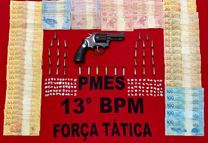Dinheiro, droga, arma e munição apreendidos e jovem detido em São Mateus