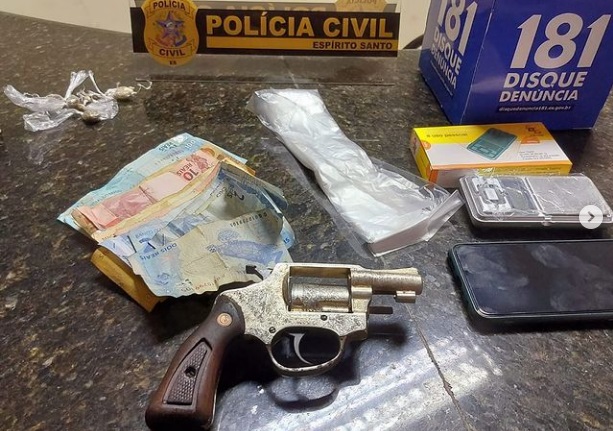 Flagrante: Dois indivíduos presos no Aviso com arma, droga e munição