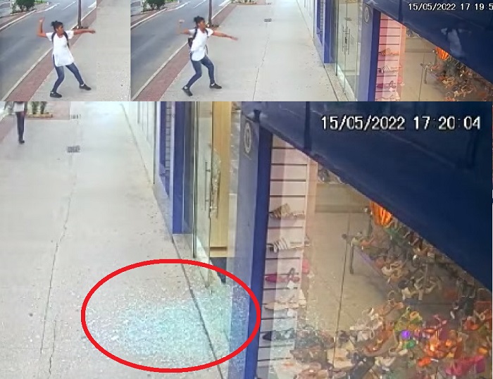 Porta de loja é estilhaçada por pedrada no Centro de Linhares