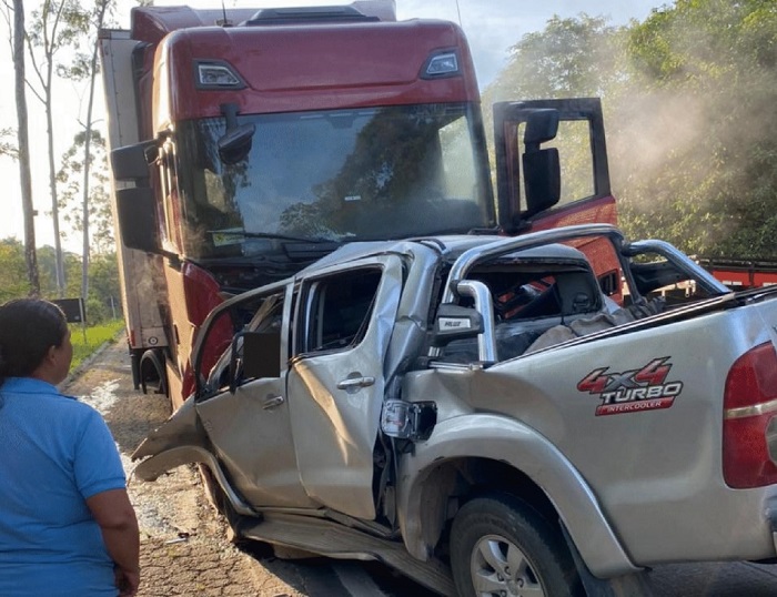Dois óbitos em acidente na BR-262. Hilux e carreta colidiram de frente