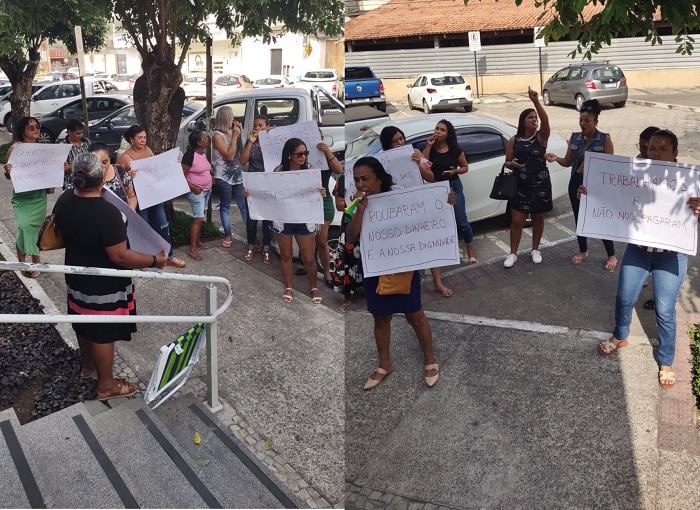 Manifestantes com cartazes chamam a atenção em frente à prefeitura de Linhares