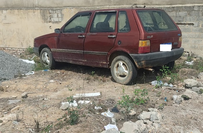 De quem é esse carro? Leitor pede ajuda para localizar dono de Uno estacionado no lote dele, em Sooretama