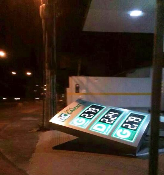 Lagoa do Meio: Vendaval derruba placa de posto de gasolina