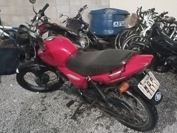 Menores com moto roubada são apreendidos no bairro Aviso